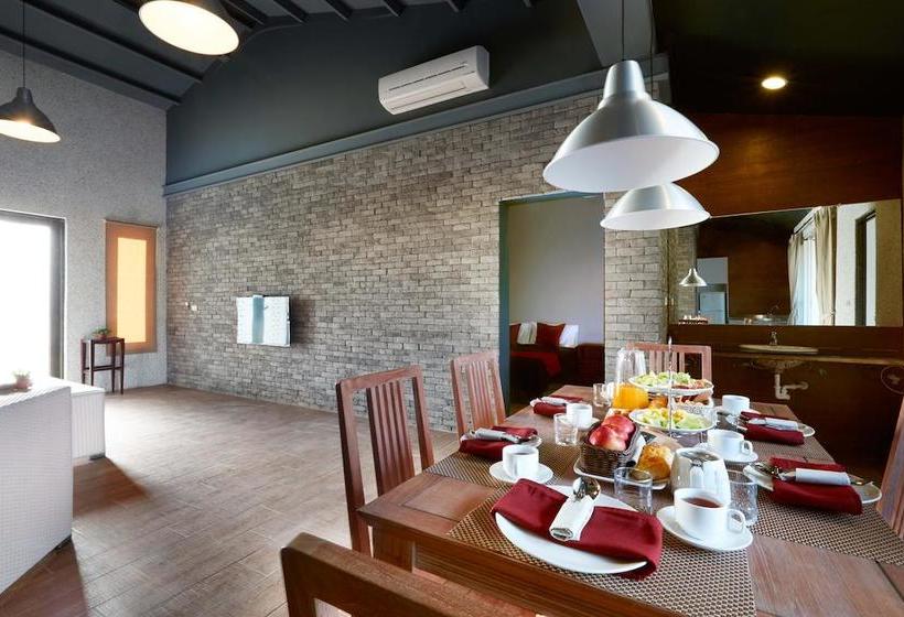 تختخواب و صبحانه The Town Homestay