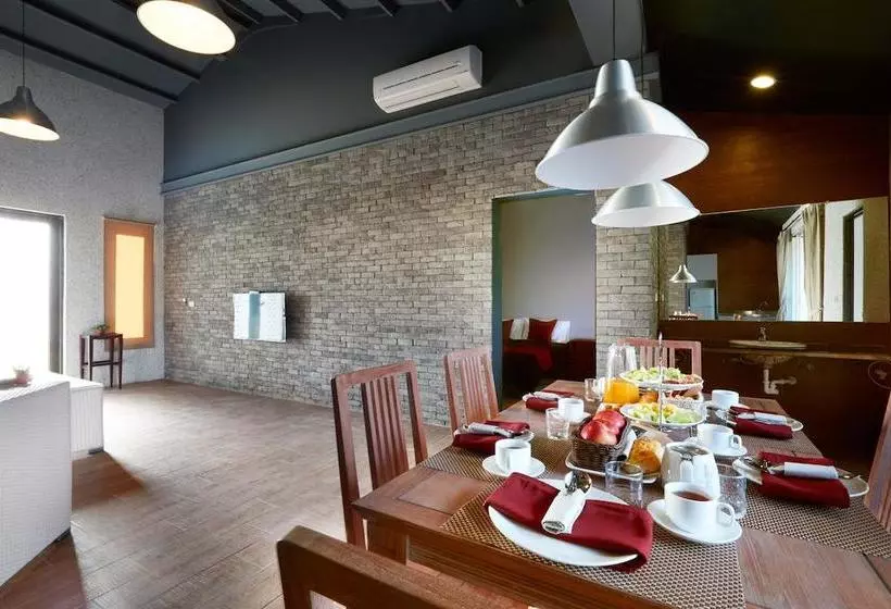 تختخواب و صبحانه The Town Homestay