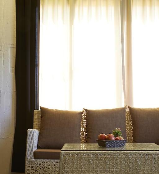 تختخواب و صبحانه The Town Homestay