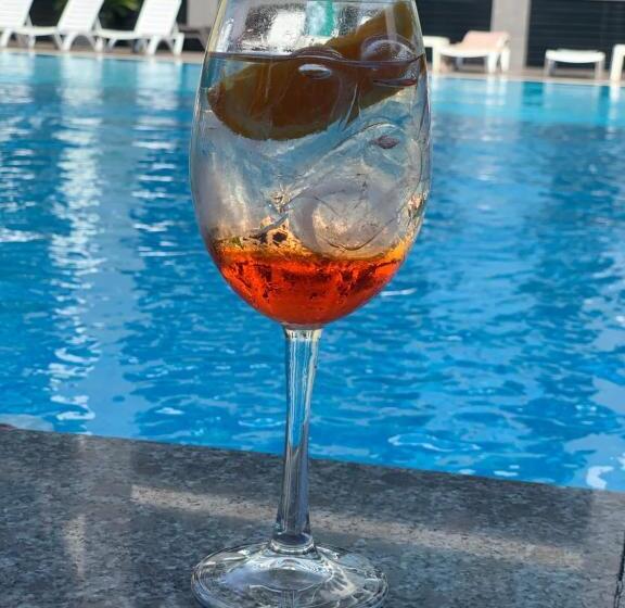 هتل Neptun Kvariati