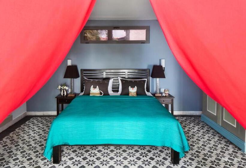 Owl And The Pussycat Hotel & Restaurant