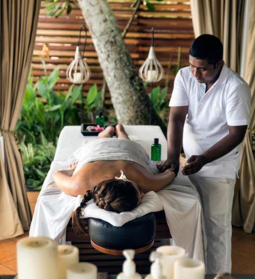 Owl And The Pussycat Hotel & Restaurant