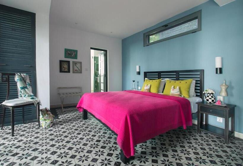 Owl And The Pussycat Hotel & Restaurant