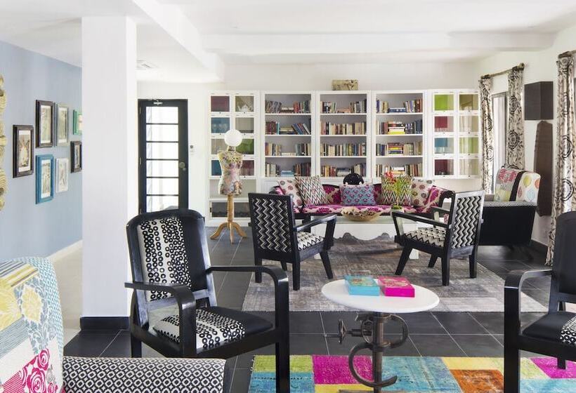 Owl And The Pussycat Hotel & Restaurant