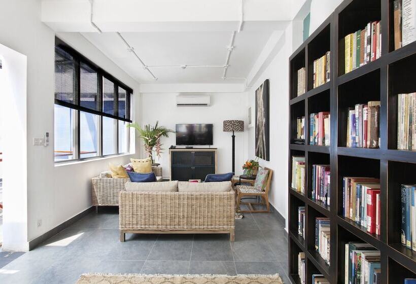 Owl And The Pussycat Hotel & Restaurant