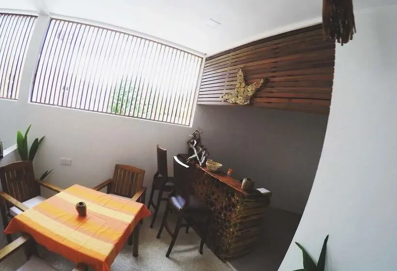 پانسیون Dhiffushi White Sand Beach