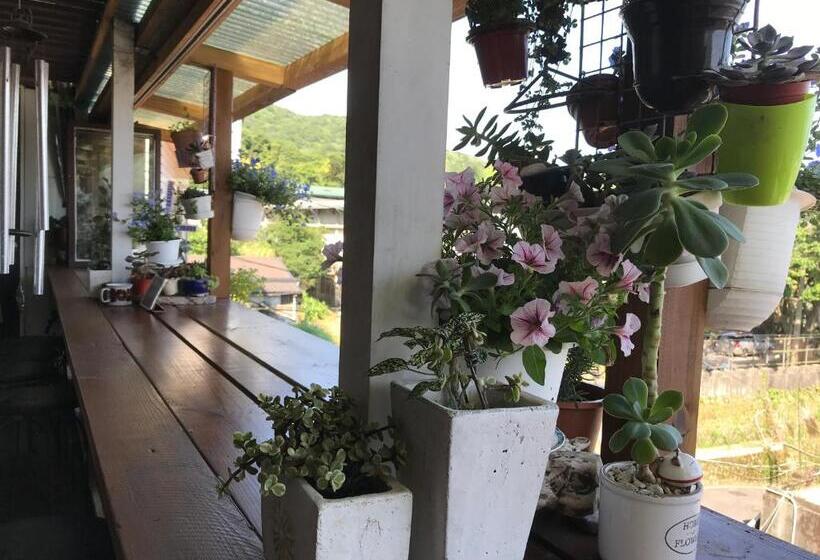 تختخواب و صبحانه A Home