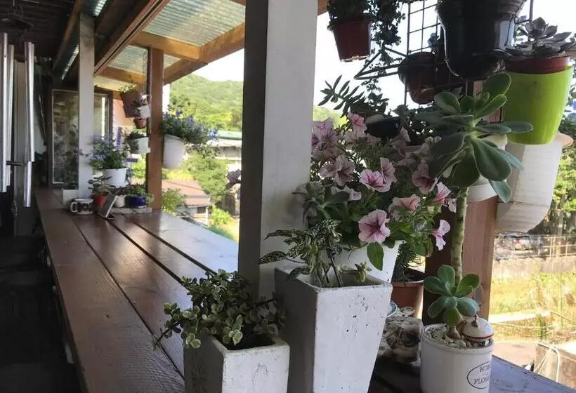 تختخواب و صبحانه A Home