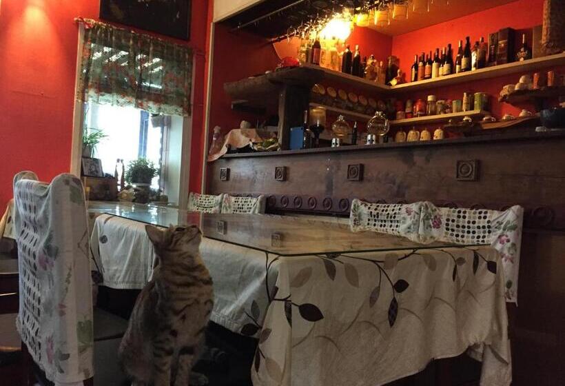 تختخواب و صبحانه A Home