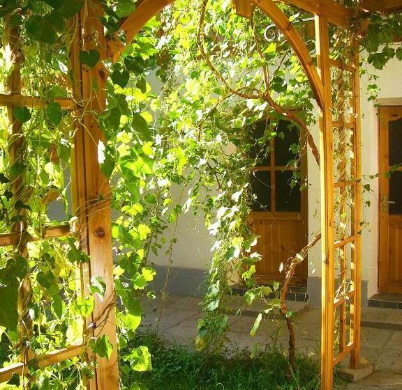 تختخواب و صبحانه Jahongir