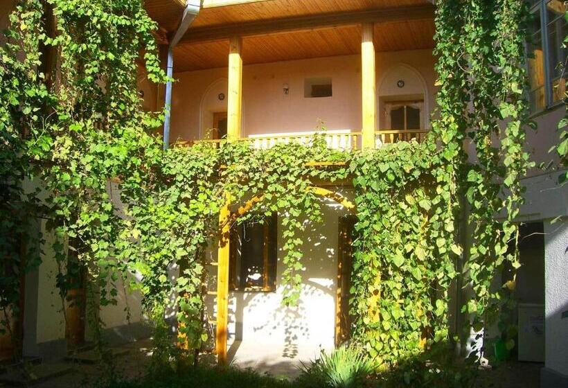 تختخواب و صبحانه Jahongir