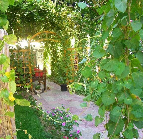 تختخواب و صبحانه Jahongir