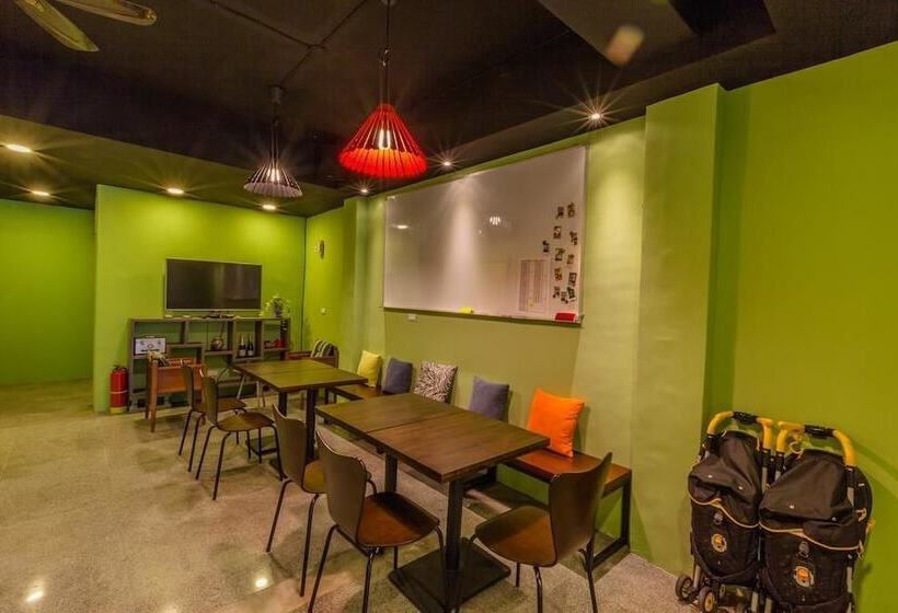 هاستل Golden House