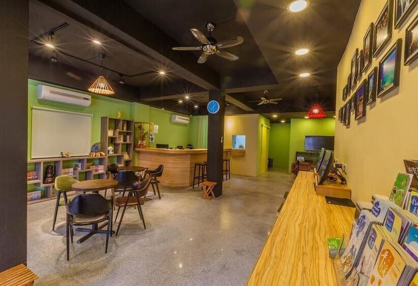 هاستل Golden House