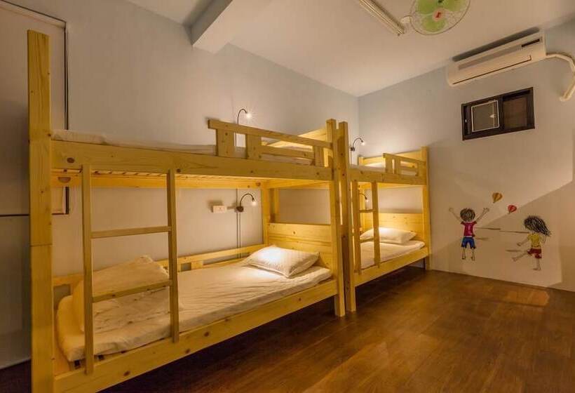 هاستل Golden House