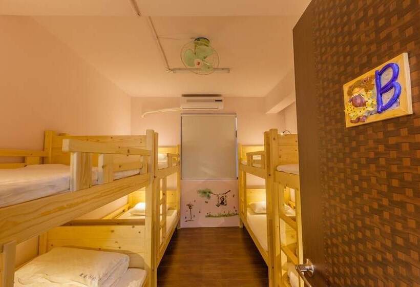 هاستل Golden House