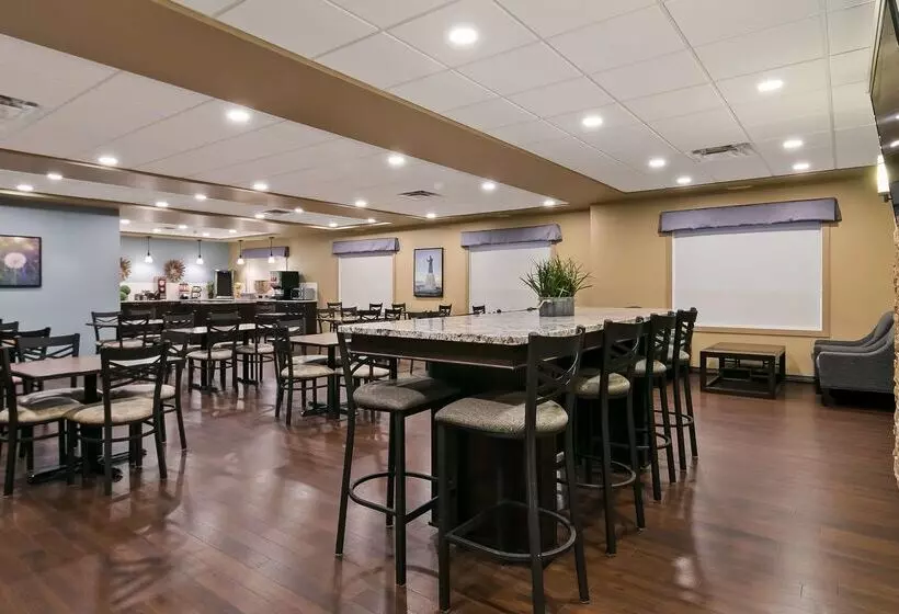 هتل Best Western Plus Lacombe Inn & Suites