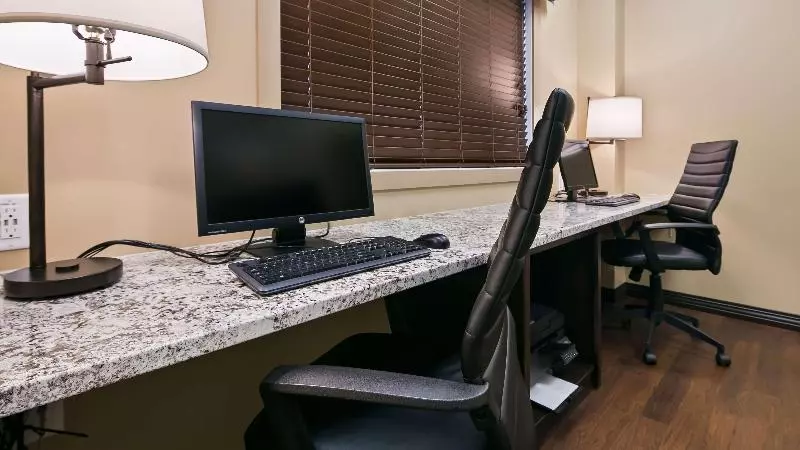 هتل Best Western Plus Lacombe Inn & Suites