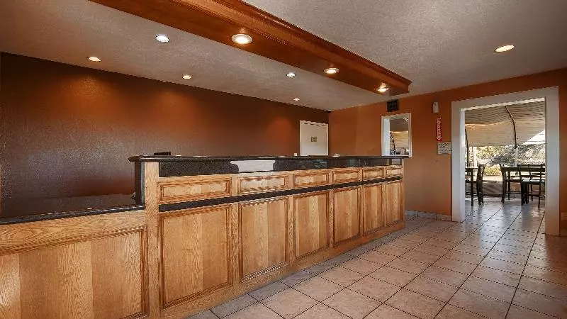 هتل Best Western Plus Lacombe Inn & Suites
