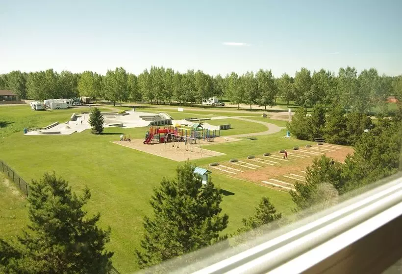 هتل Best Western Plus Lacombe Inn & Suites