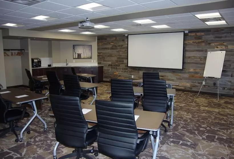 هتل Best Western Plus Lacombe Inn & Suites