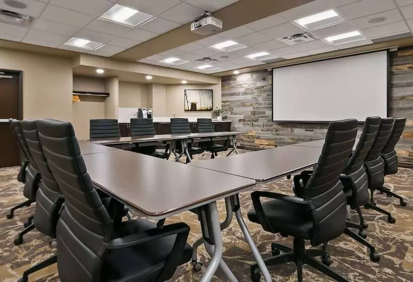 هتل Best Western Plus Lacombe Inn & Suites