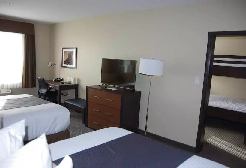 هتل Best Western Plus Lacombe Inn & Suites