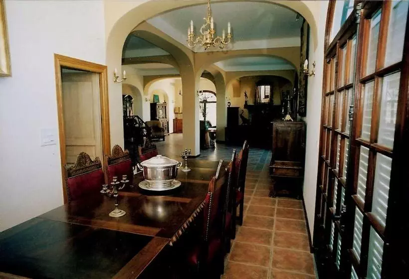هتل The Manor