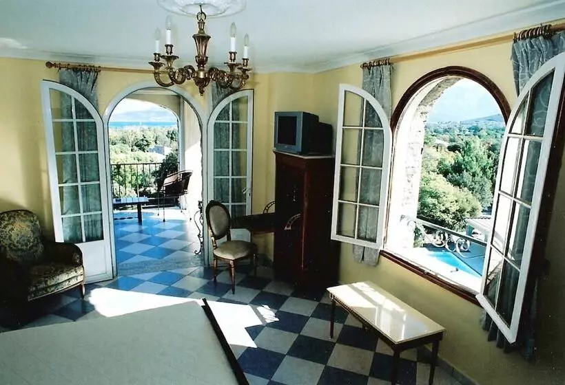 هتل The Manor
