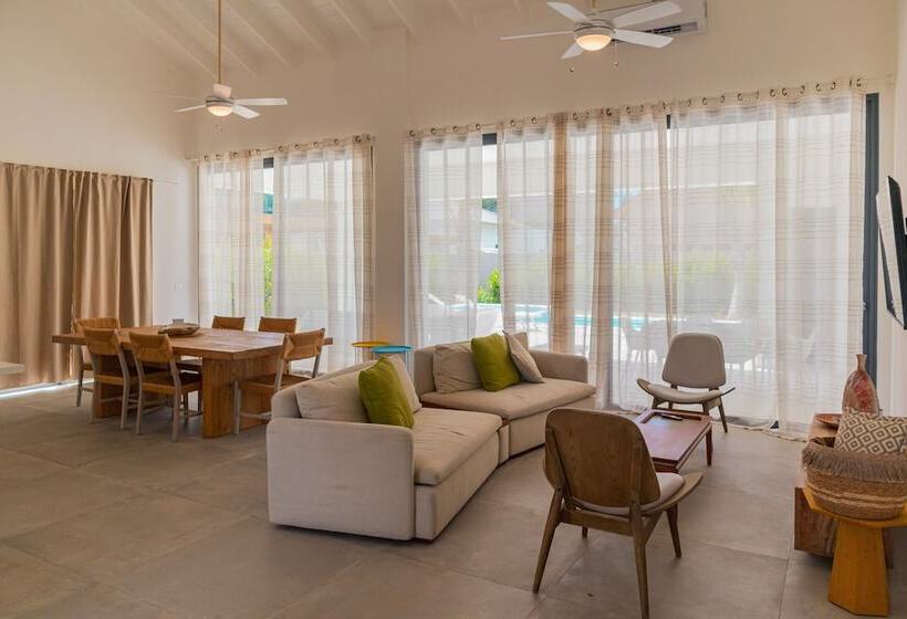 هتل TRACADERO Beach Club & Holidays Rentals