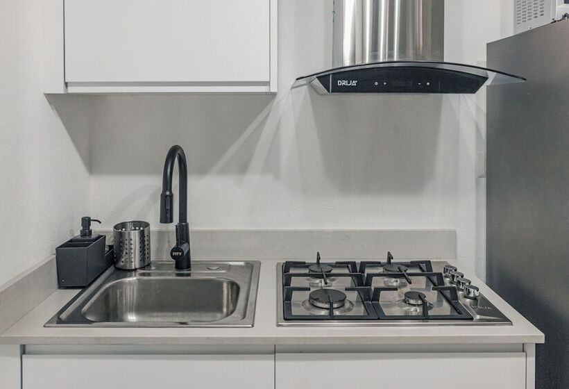 هتل TRACADERO Beach Club & Holidays Rentals