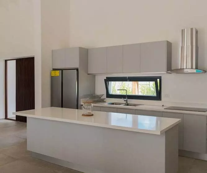 هتل TRACADERO Beach Club & Holidays Rentals