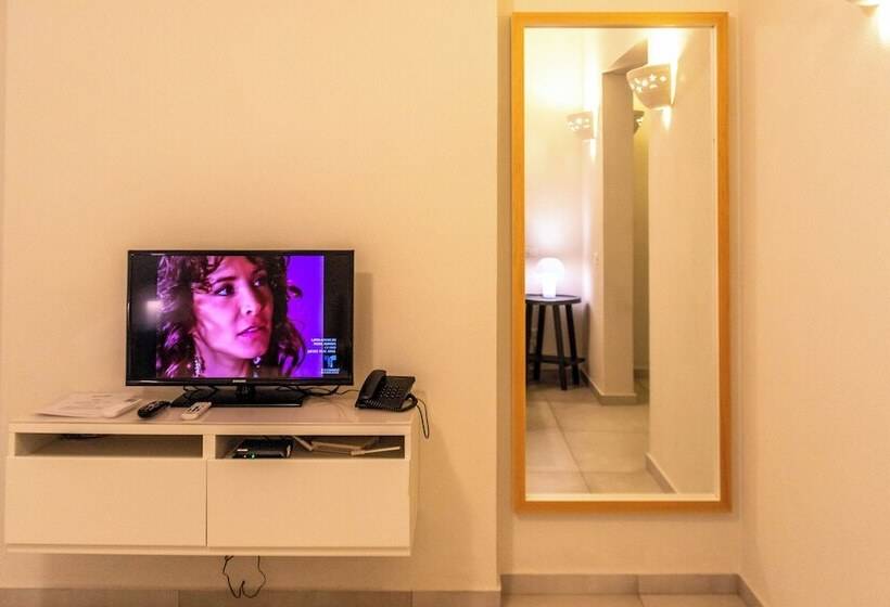 هتل TRACADERO Beach Club & Holidays Rentals