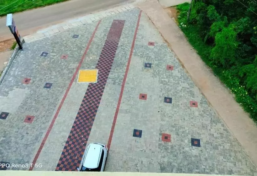 ホテル Radhma Residency