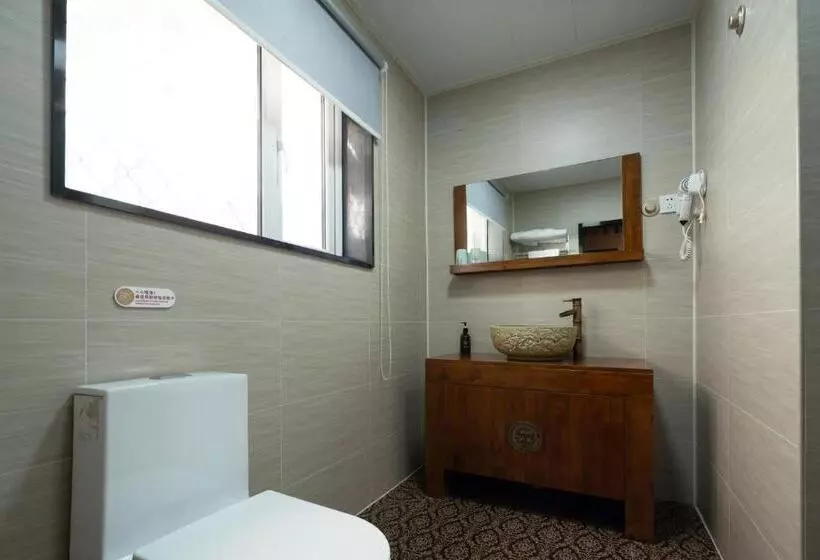 East Sacred Hotel ᴸᴱo   Foreign Accept   Two Minutes Walk To Subway 丨tourism Service English Speakin