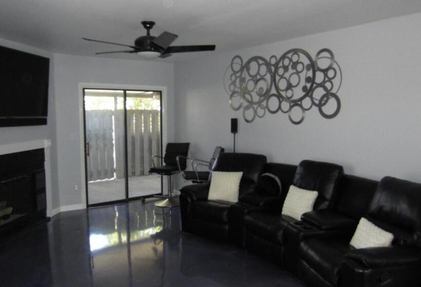 Hotel Modern/retro Condo