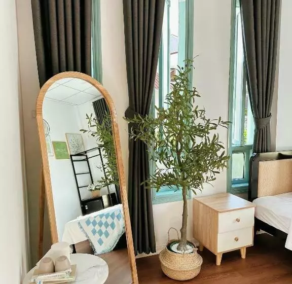 هتل Under The Sun Homestay