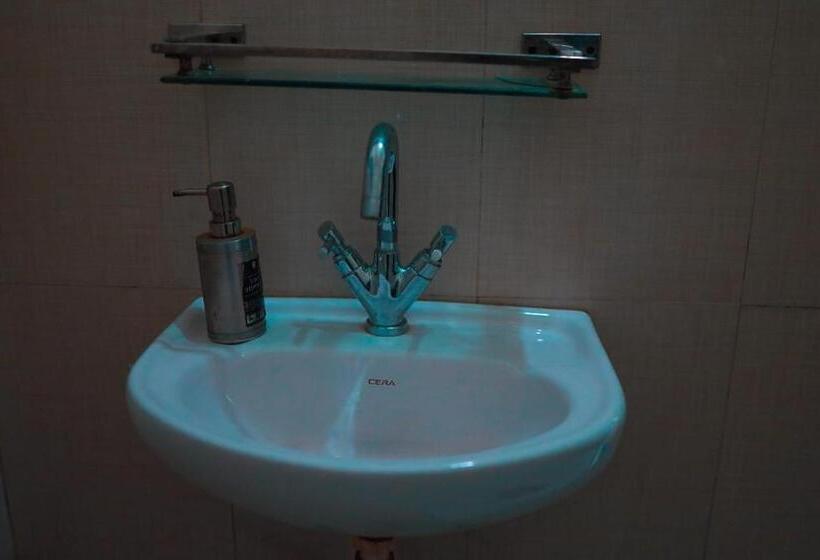 هتل Safari Wildlife Lodge & Camp