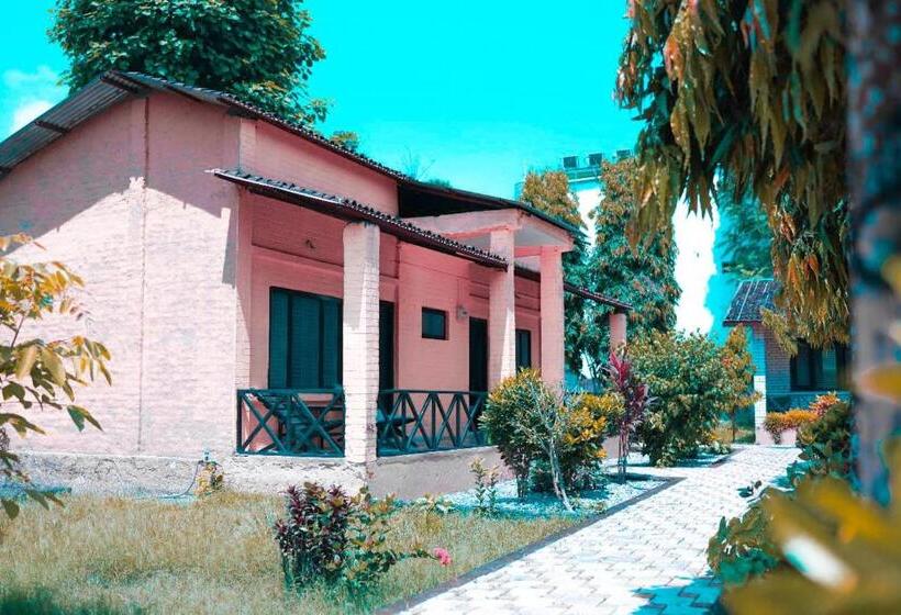 هتل Safari Wildlife Lodge & Camp