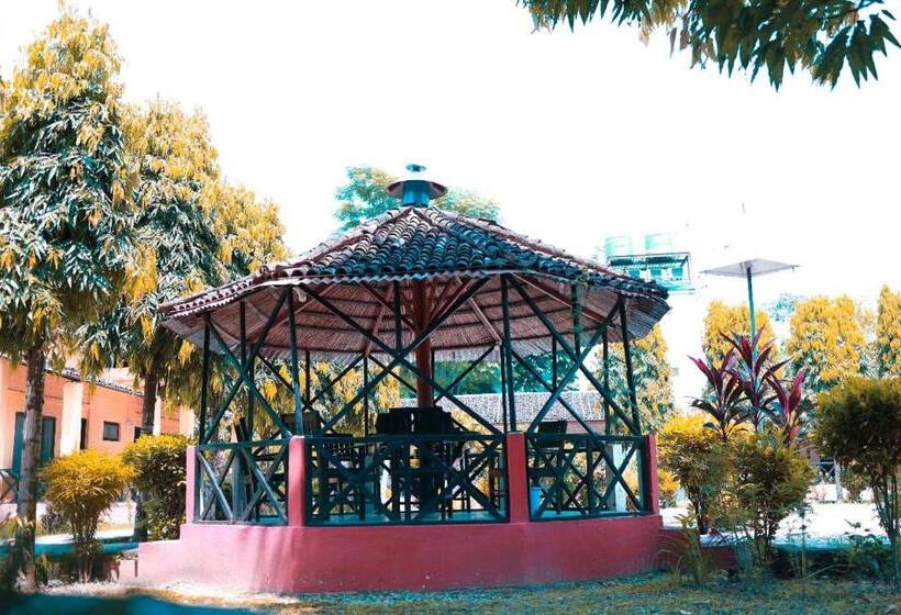 هتل Safari Wildlife Lodge & Camp