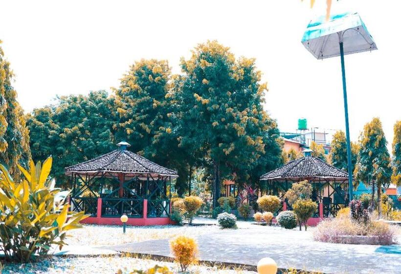 هتل Safari Wildlife Lodge & Camp