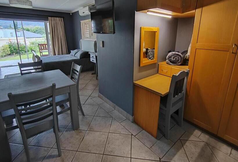 بنسيون 12 On Churchill