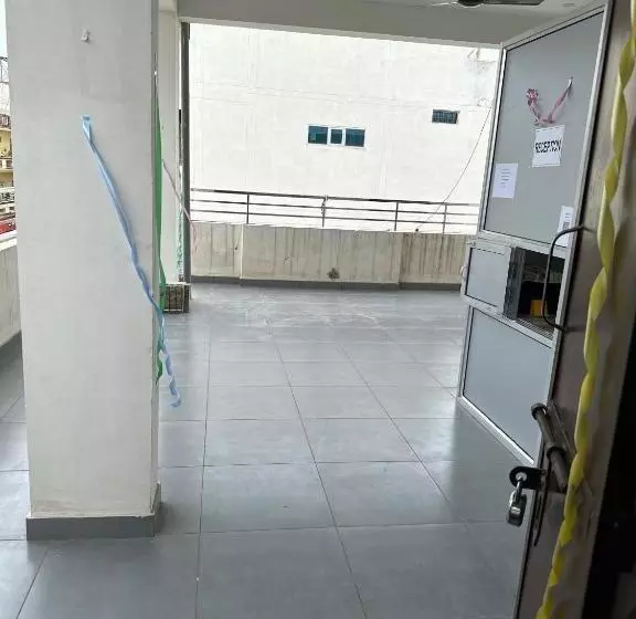 ホテル Oyo Kanish Place