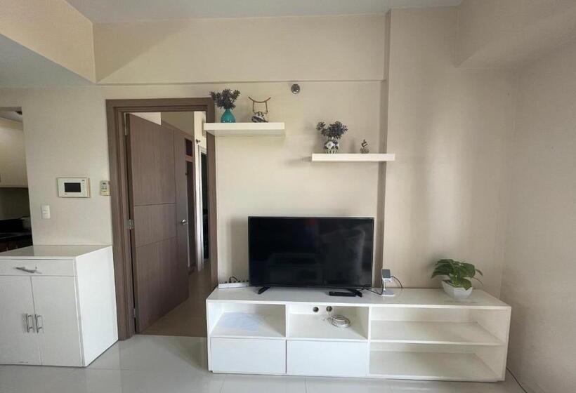 4j 150 Newport   Terminal3 Airport