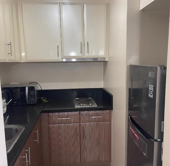 4j 150 Newport   Terminal3 Airport