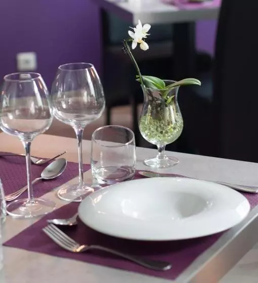 Logis Hotel Du Parc Restaurant   Le Rouget De Lisle