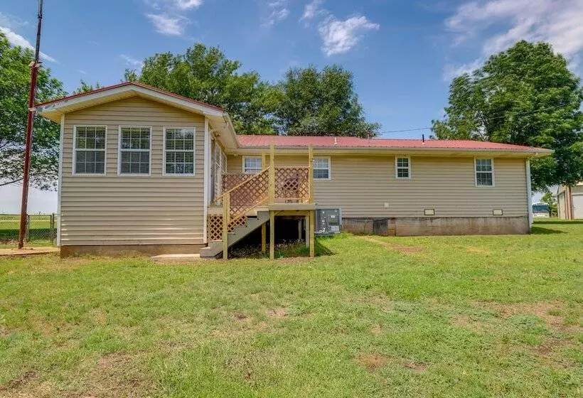 Charming Kaw Lake Country Home W/ Game Room!