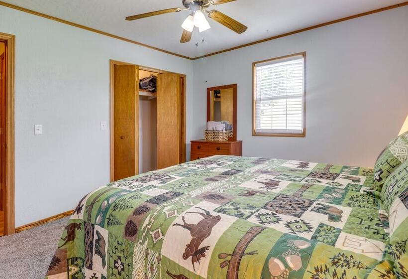 Charming Kaw Lake Country Home W/ Game Room!