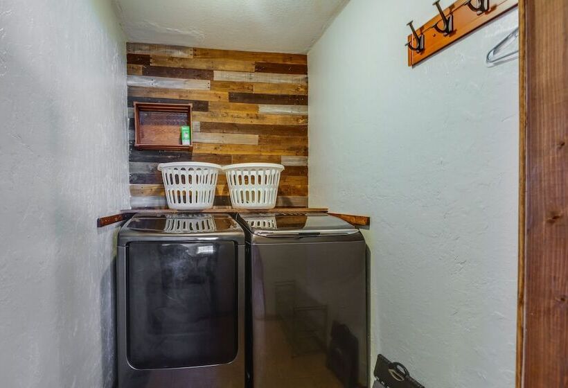 Charming Kaw Lake Country Home W/ Game Room!