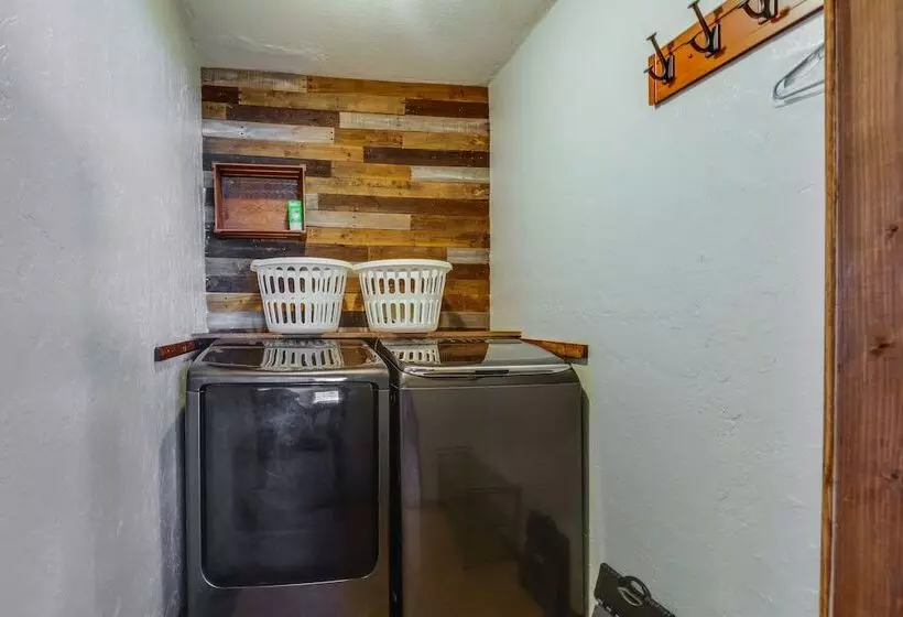 Charming Kaw Lake Country Home W/ Game Room!